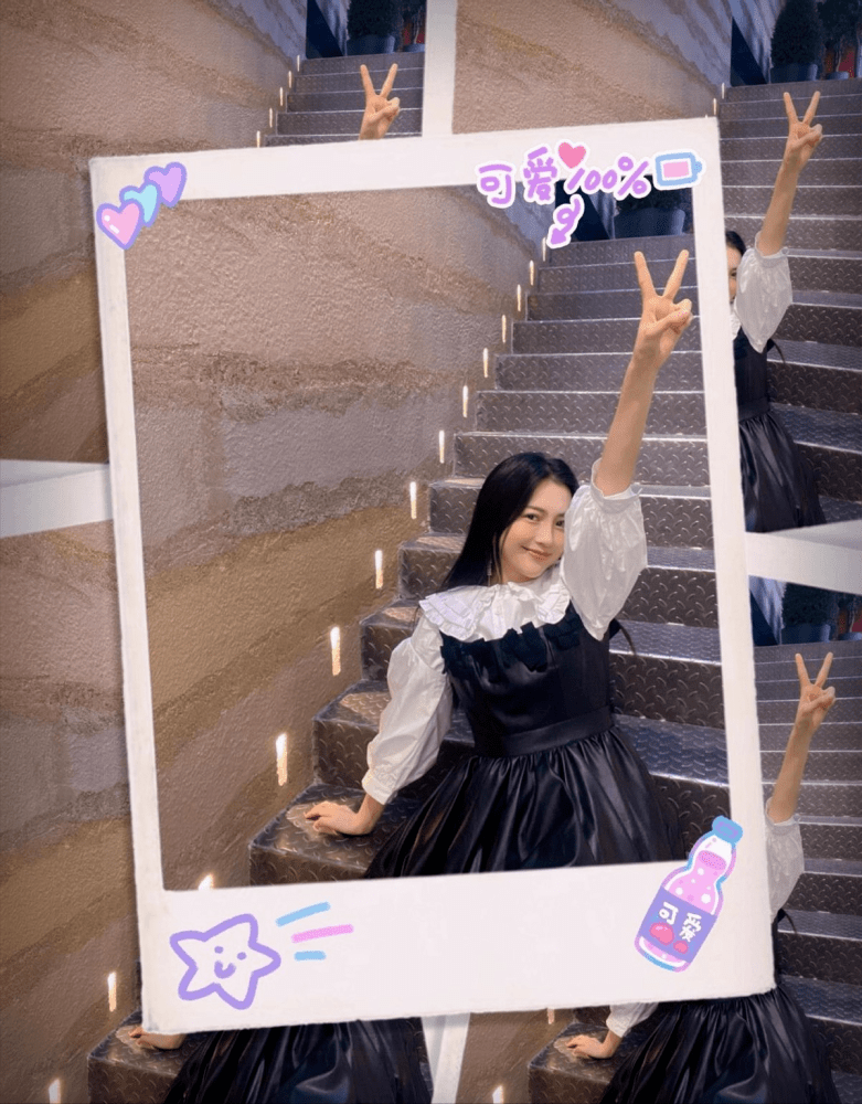 包文婧穿卡通小套裙真嫩，母女二人似姐妹