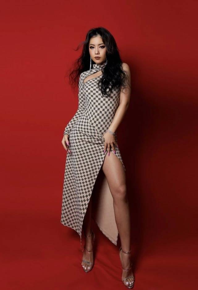 王菊晒欧美肤色涂死亡比粉指甲油,多少男人追不起
