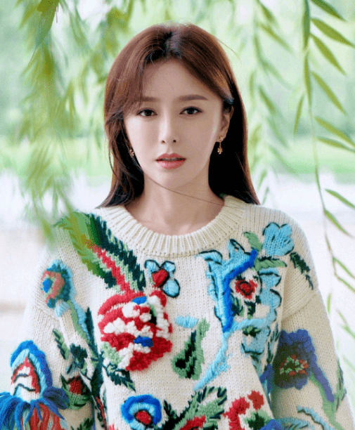 秦岚把穿搭演绎成艺术画，毛衣搭半裙温婉静谧太惊艳