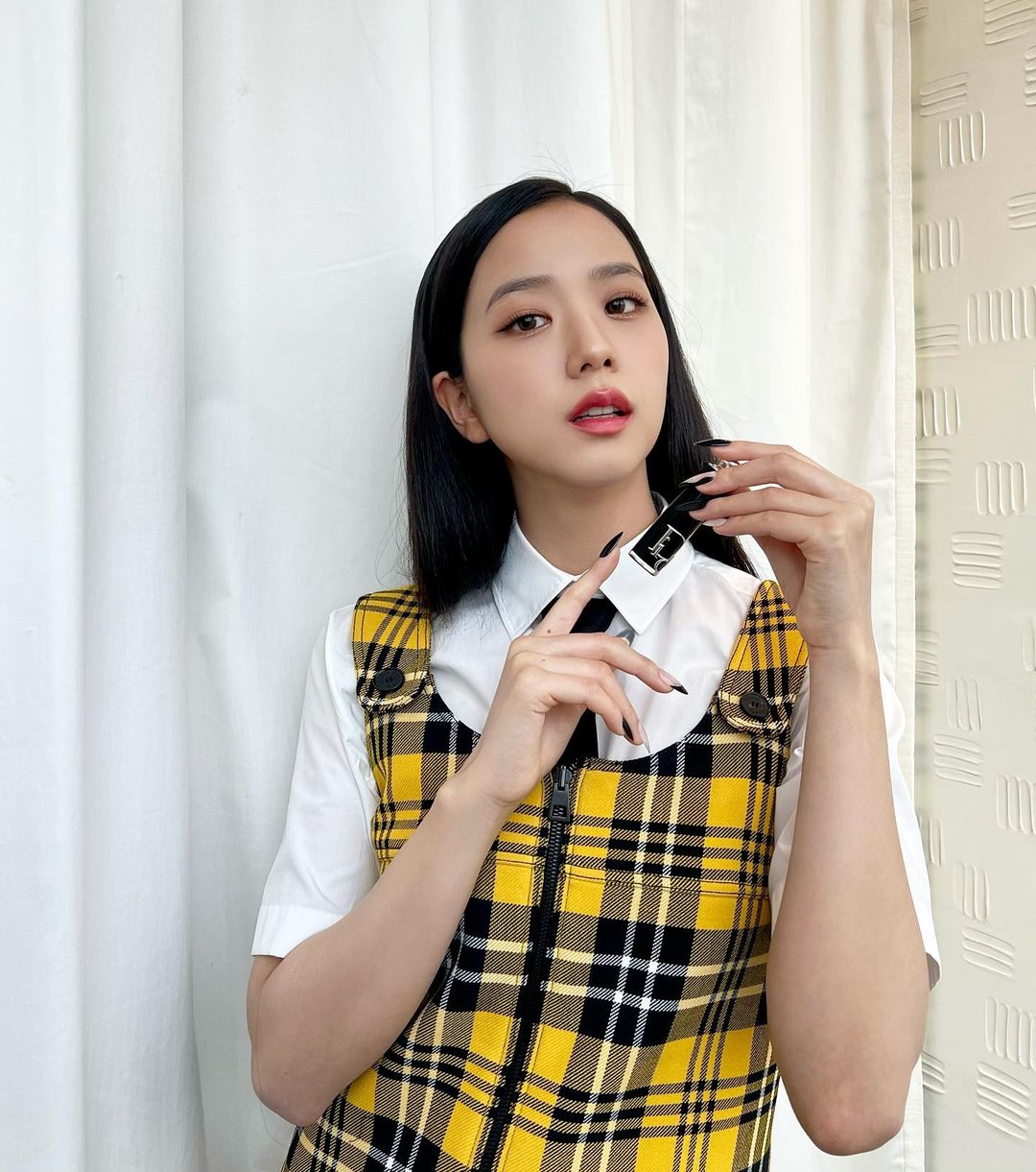 Jisoo再战巴黎时装周:穿复古格子高校服出席Dior秋冬大秀!