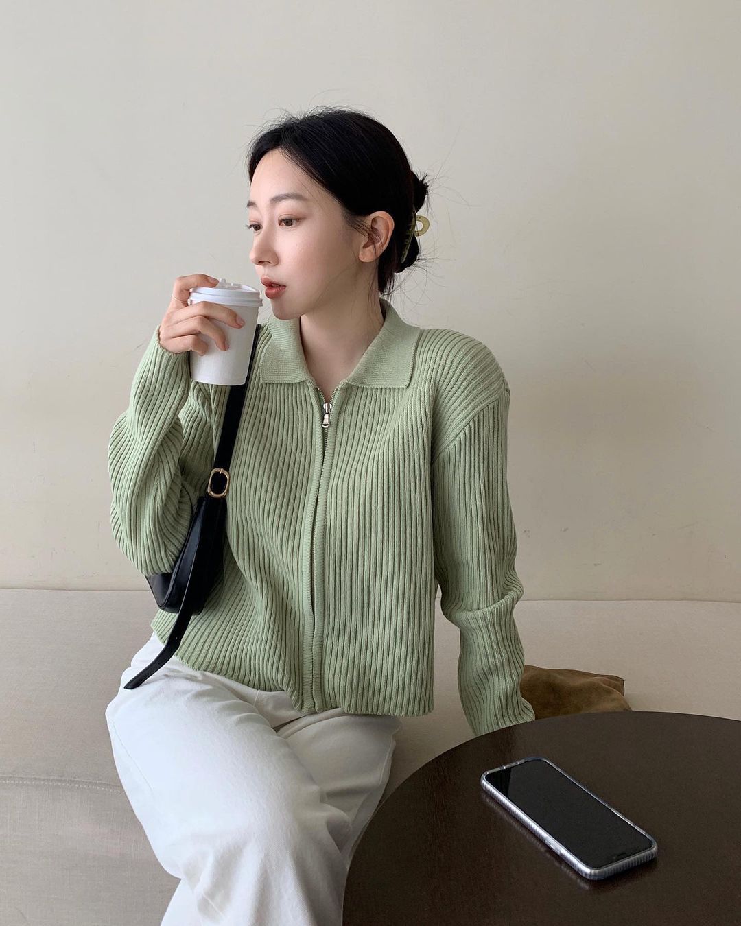 把春天穿上身，韩国女生都穿浅蓝、苹果绿色单品上街了