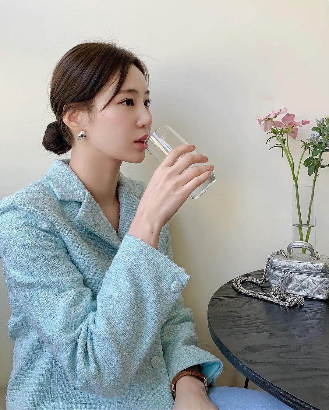 把春天穿上身，韩国女生都穿浅蓝、苹果绿色单品上街了