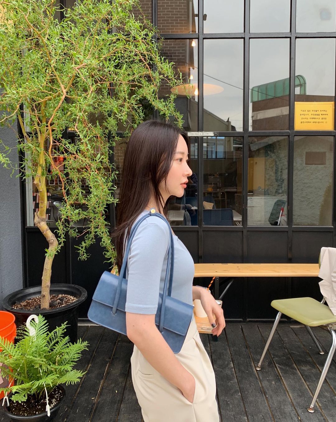 把春天穿上身，韩国女生都穿浅蓝、苹果绿色单品上街了