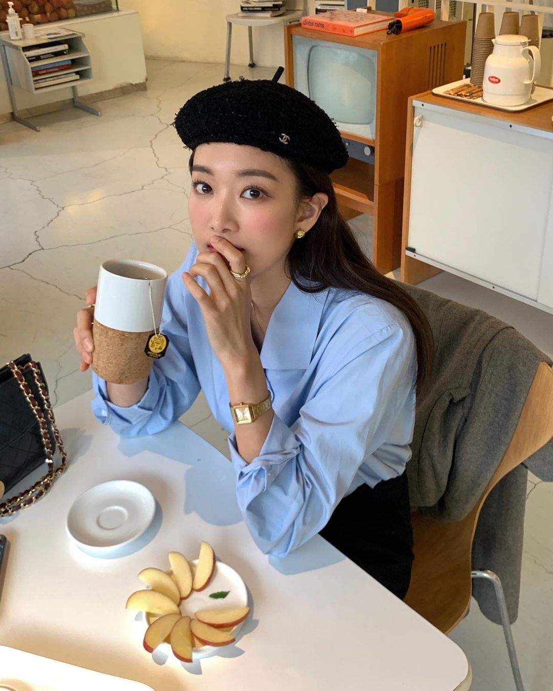 把春天穿上身，韩国女生都穿浅蓝、苹果绿色单品上街了