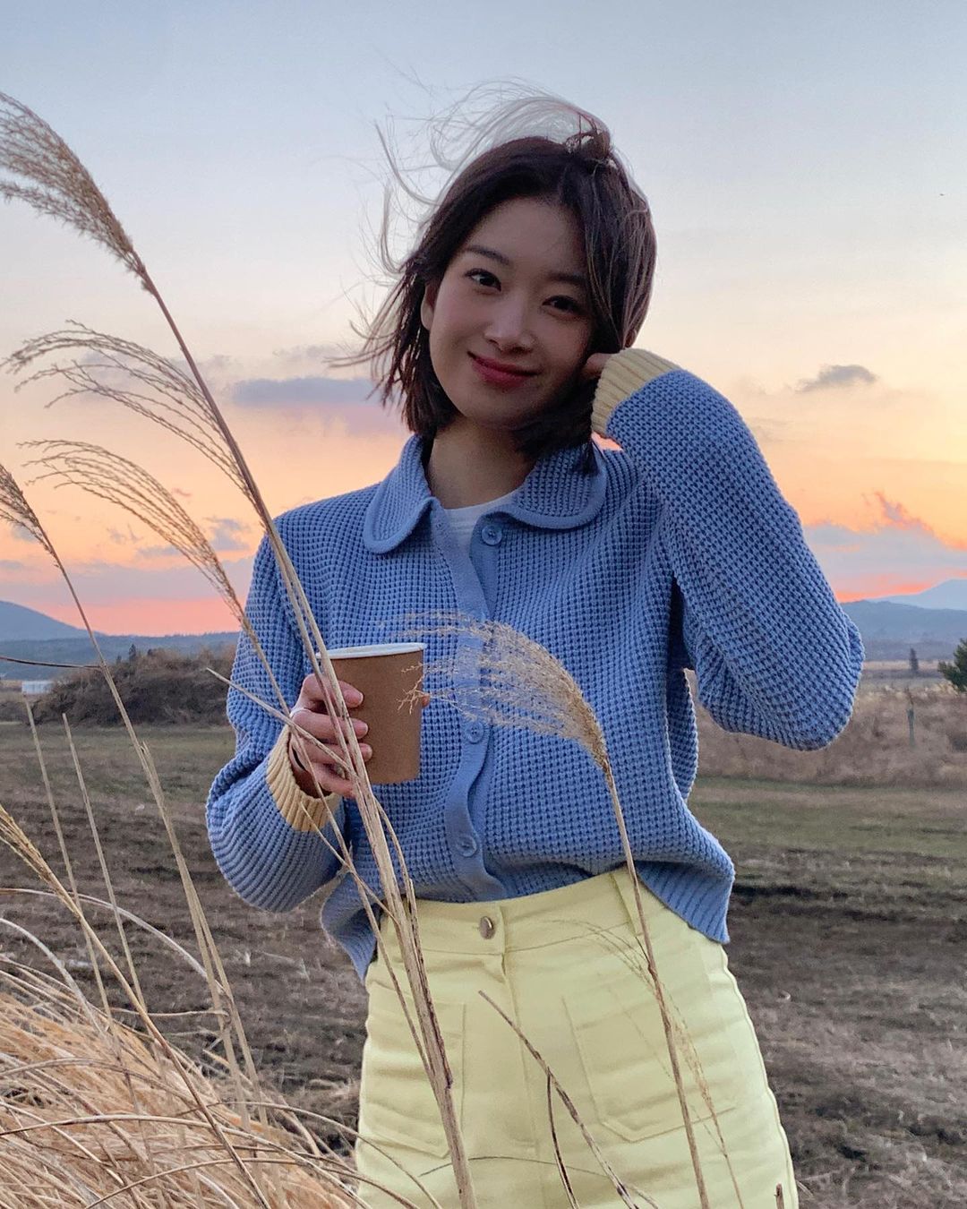 把春天穿上身，韩国女生都穿浅蓝、苹果绿色单品上街了