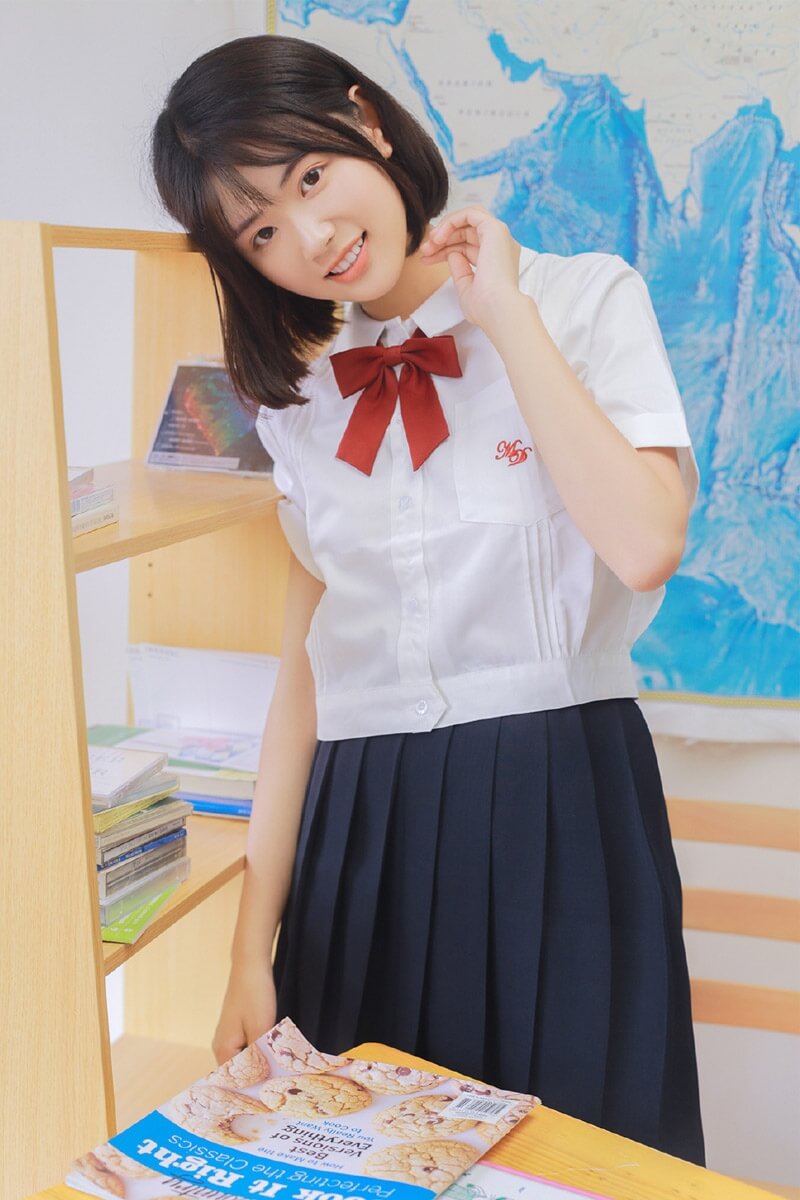 穿JK制服的美女学生妹齐肩短发清纯写真图片