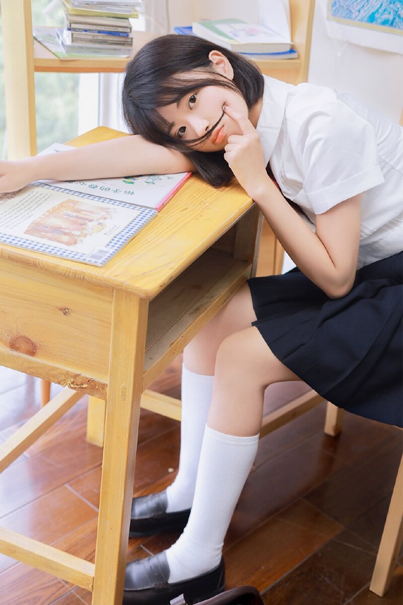 穿JK制服的美女学生妹齐肩短发清纯写真图片