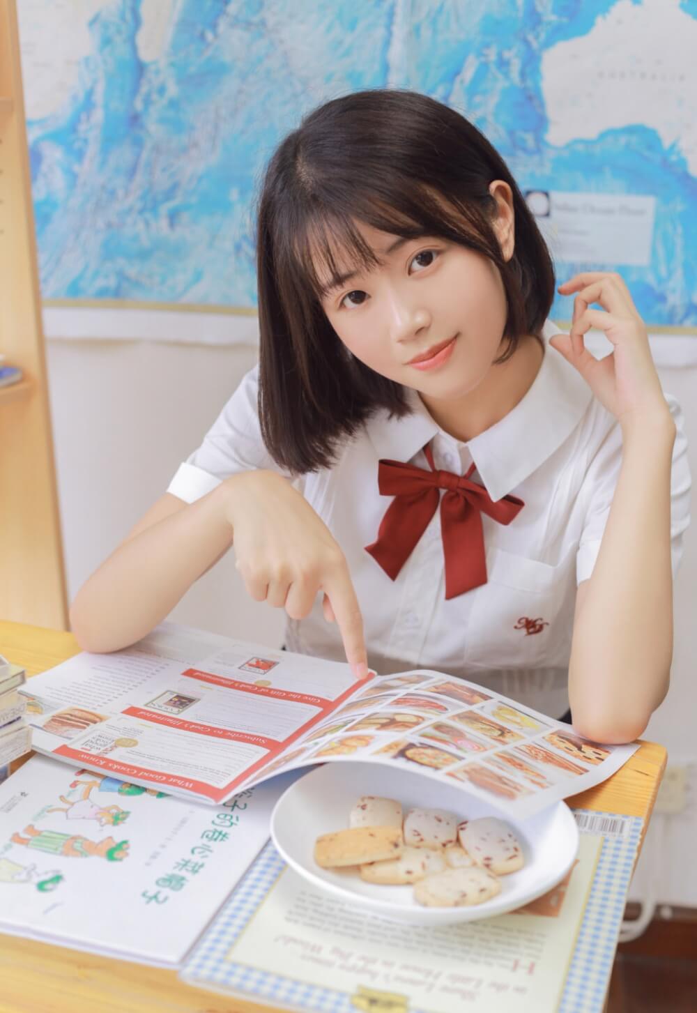 穿JK制服的美女学生妹齐肩短发清纯写真图片