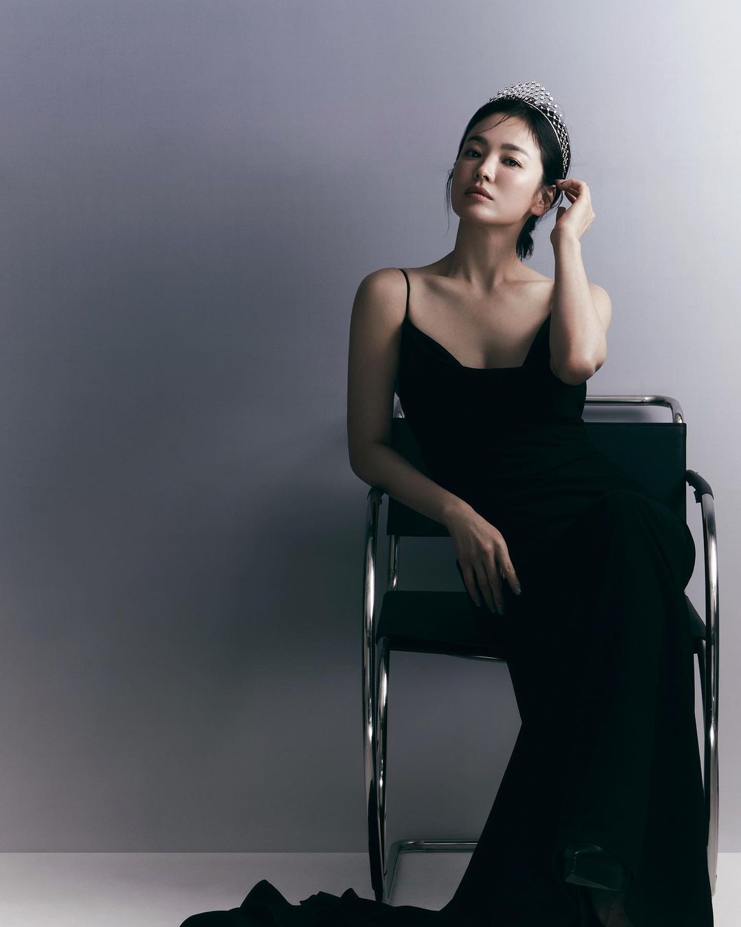 可以是强悍女王，也是温柔公主：宋慧乔头戴钻石皇冠，出镜Chaumet宣传照 时尚 第1张