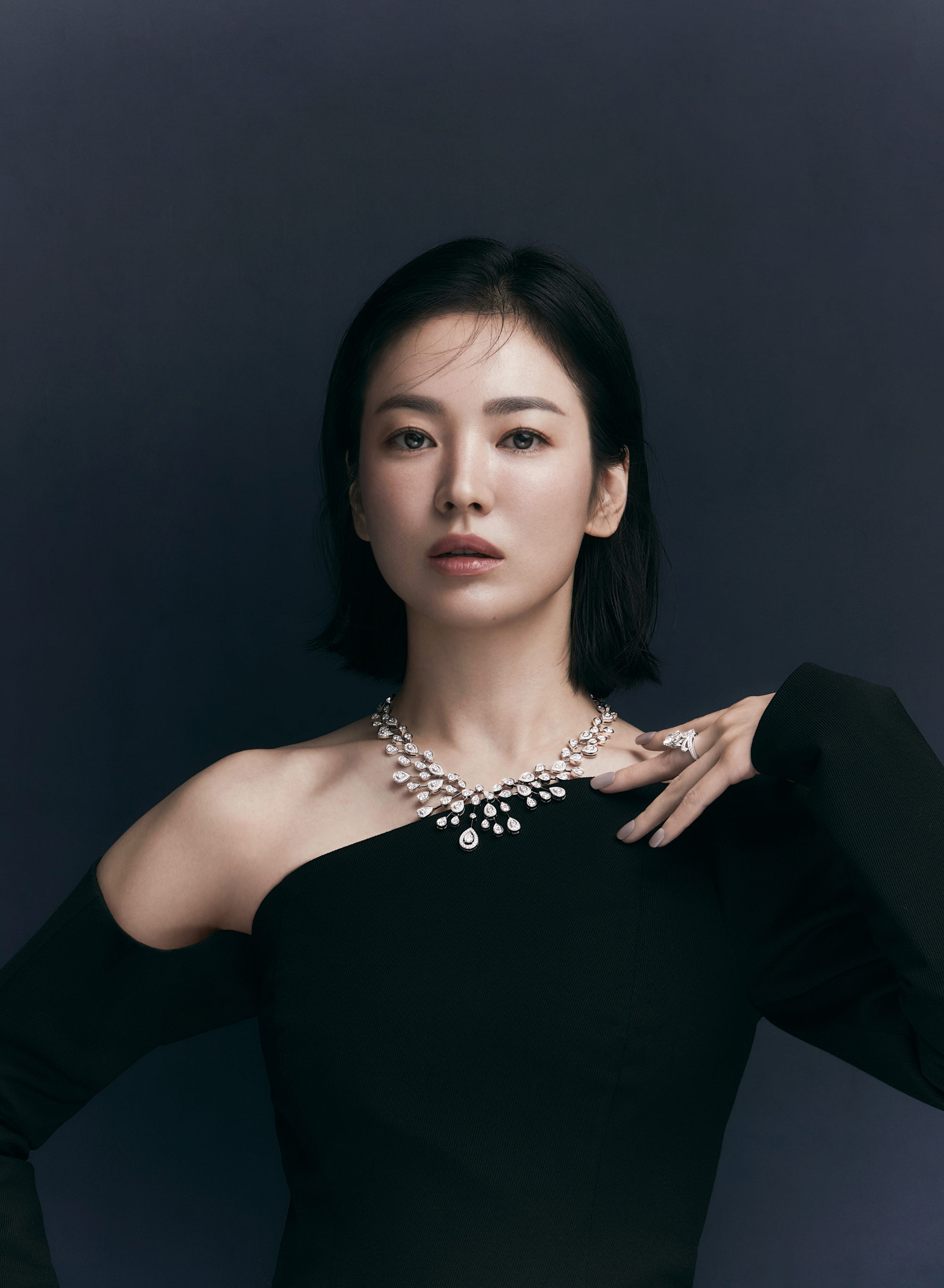 可以是强悍女王，也是温柔公主：宋慧乔头戴钻石皇冠，出镜Chaumet宣传照 时尚 第2张