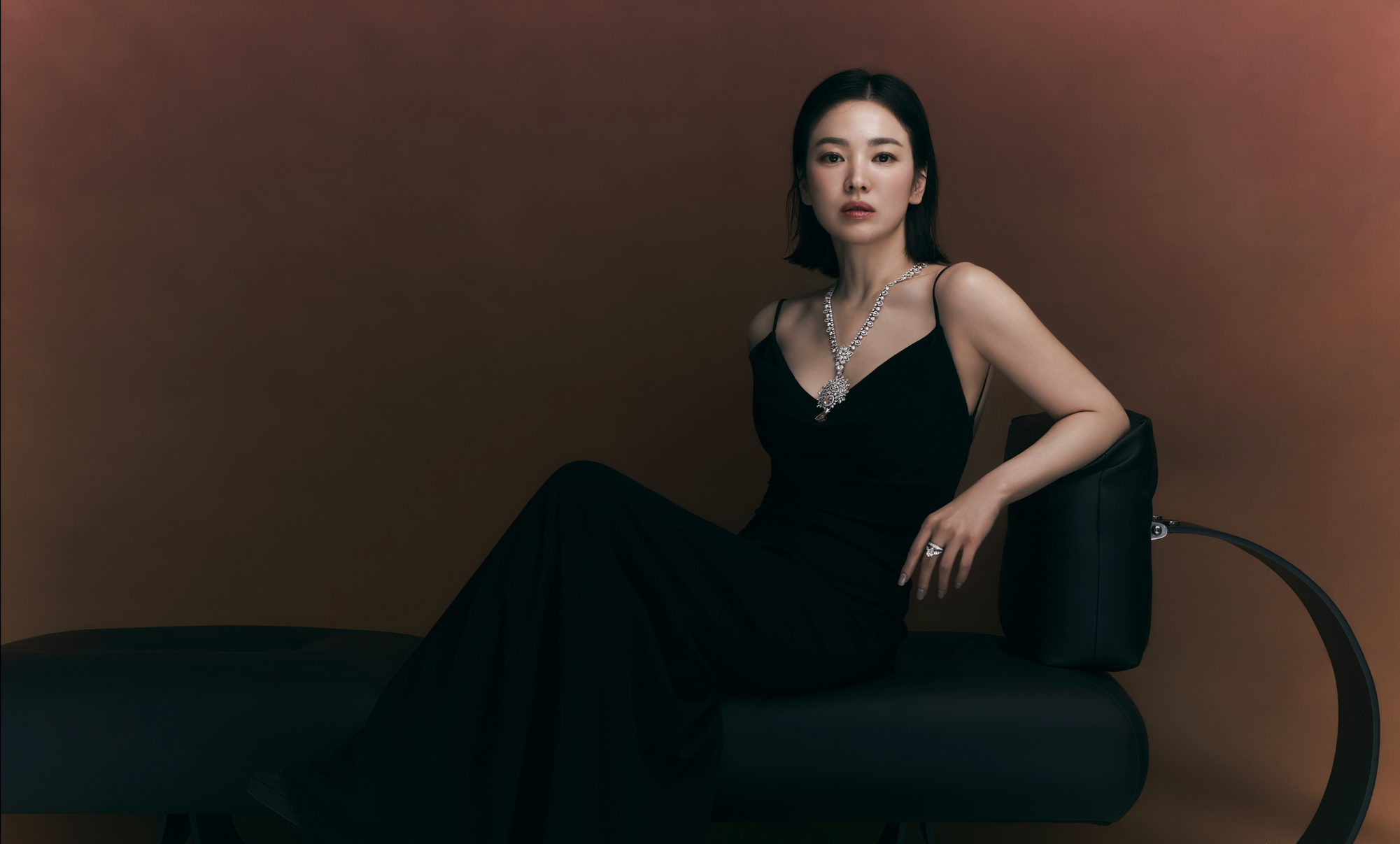 可以是强悍女王，也是温柔公主：宋慧乔头戴钻石皇冠，出镜Chaumet宣传照 时尚 第3张