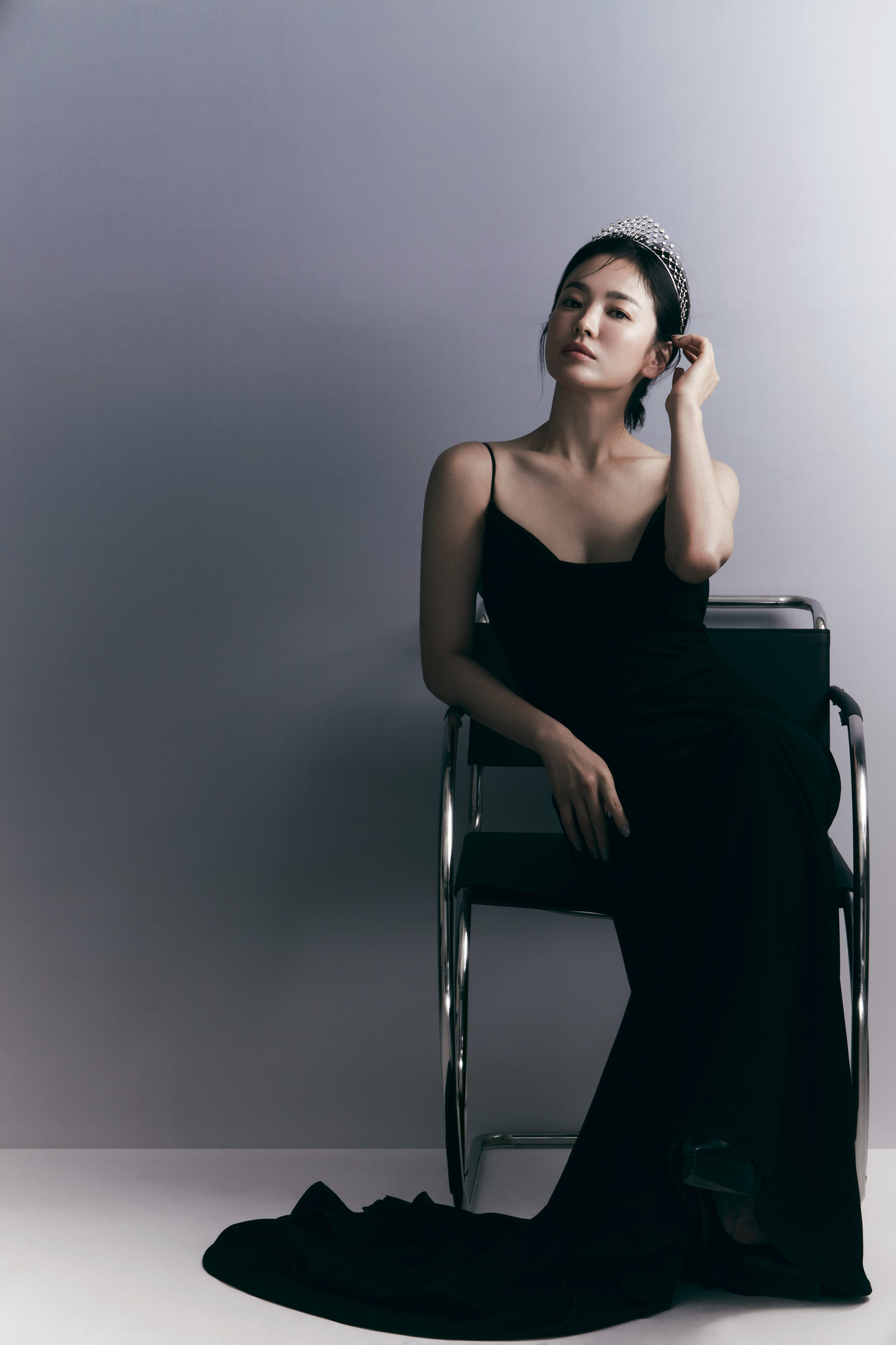 可以是强悍女王，也是温柔公主：宋慧乔头戴钻石皇冠，出镜Chaumet宣传照 时尚 第4张