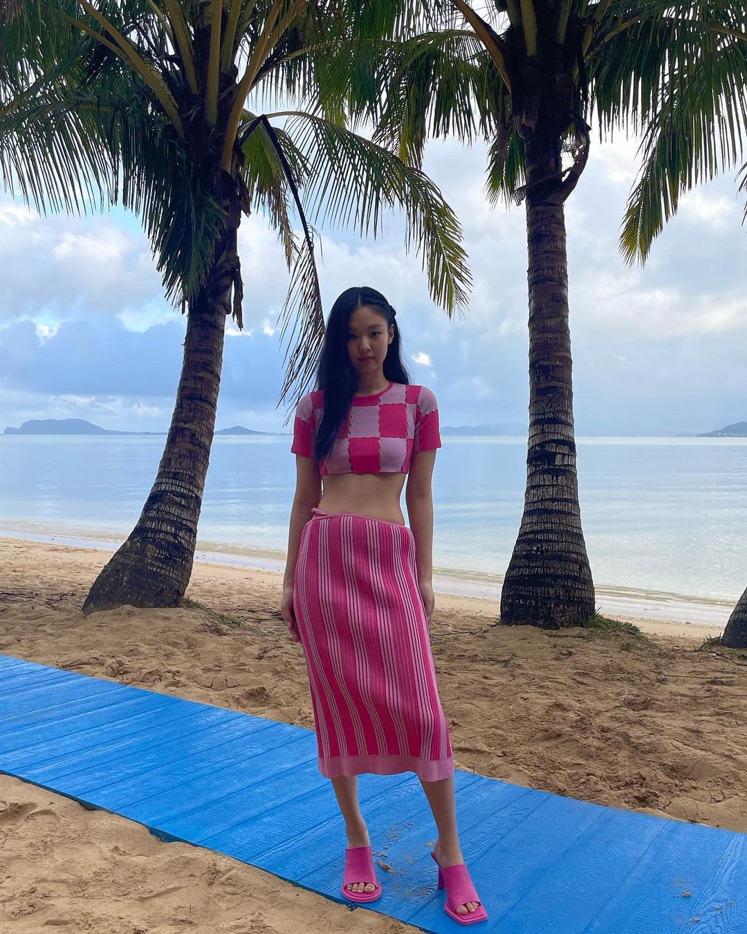 甜美性感于一身:Jennie品牌好友+ 1,这回是人间Jacquemus!