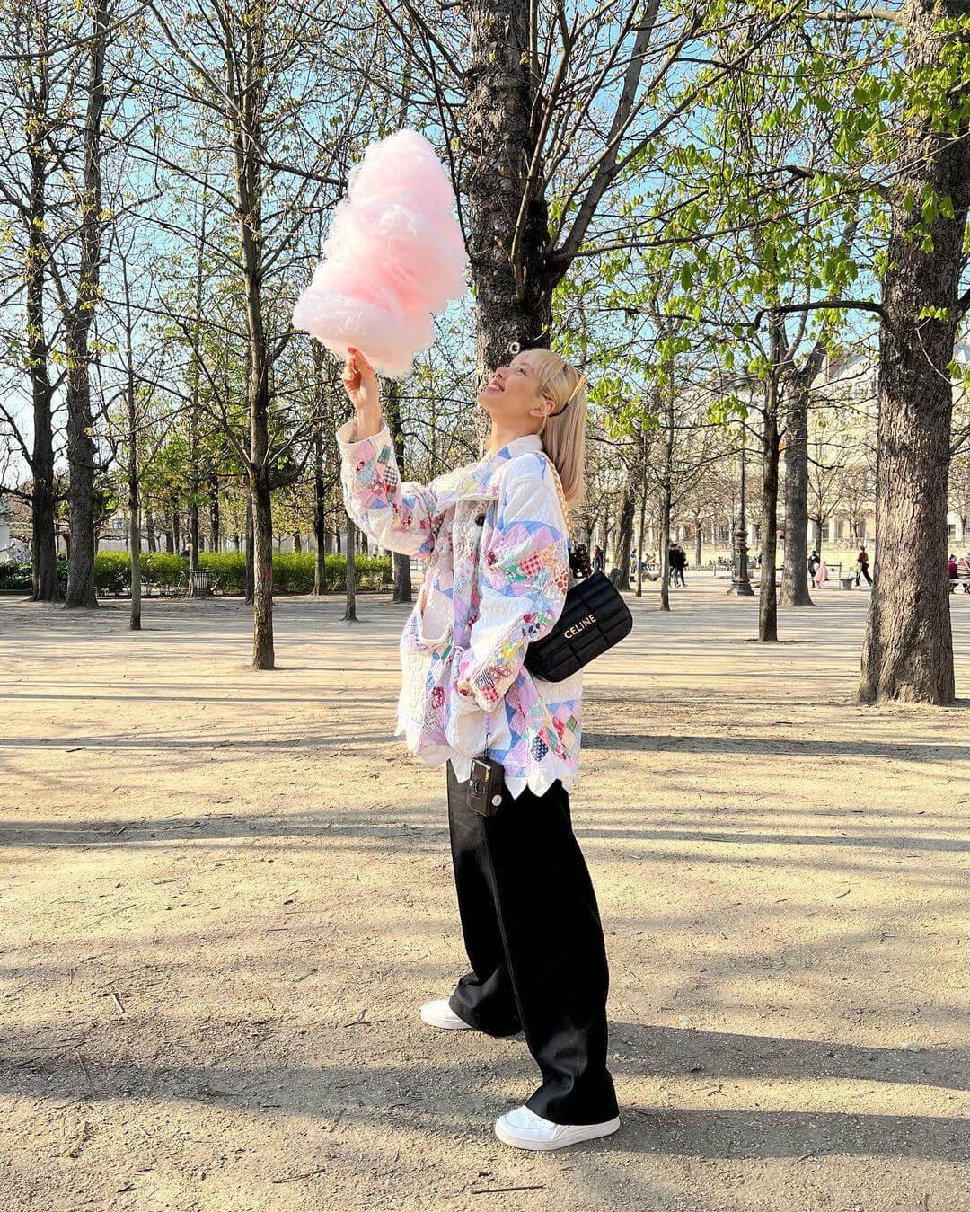 一头俏丽金发，Lisa 背着CELINE 手袋在阳光下耀眼得好美！