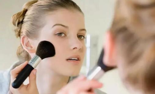 化妆后脸上起皮是因为什么 化妆后起皮了如何补救