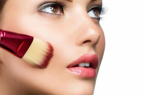 化妆后脸上起皮是因为什么 化妆后起皮了如何补救