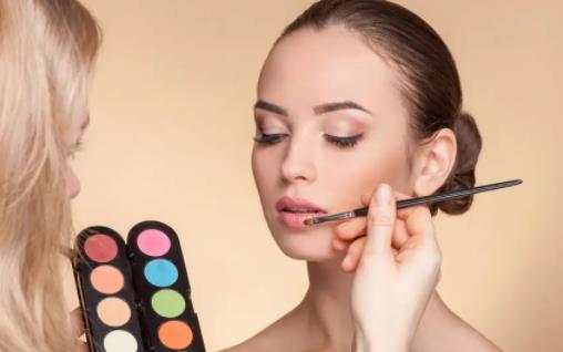 化妆后脸上起皮是因为什么 化妆后起皮了如何补救