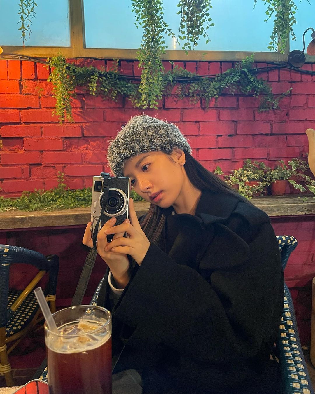 超细蚂蚁腰、跟Jisoo是好姐妹:《二十五,二十一》爆红的苞娜私下穿衣打扮超可爱