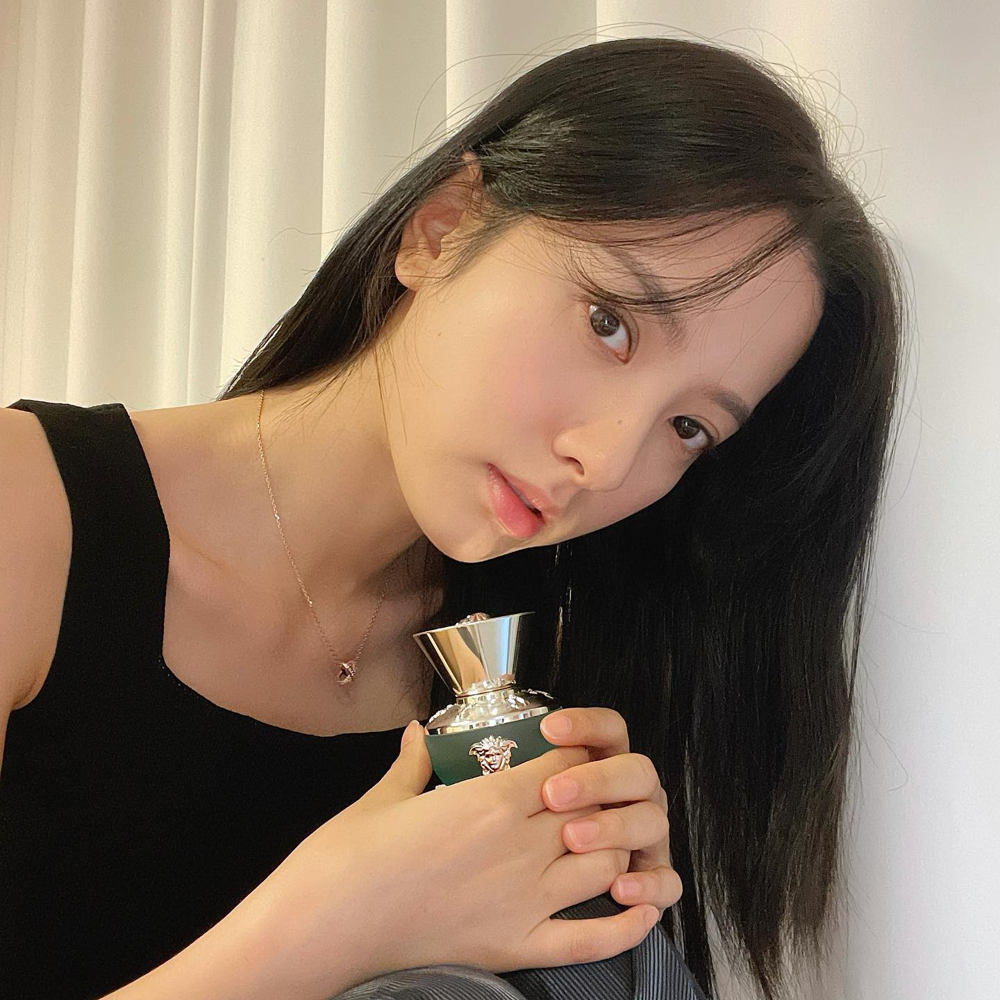 超细蚂蚁腰、跟Jisoo是好姐妹:《二十五,二十一》爆红的苞娜私下穿衣打扮超可爱