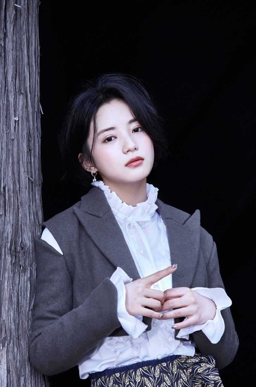 张雅钦眼神迷离姿态慵懒充满独特魅力写真