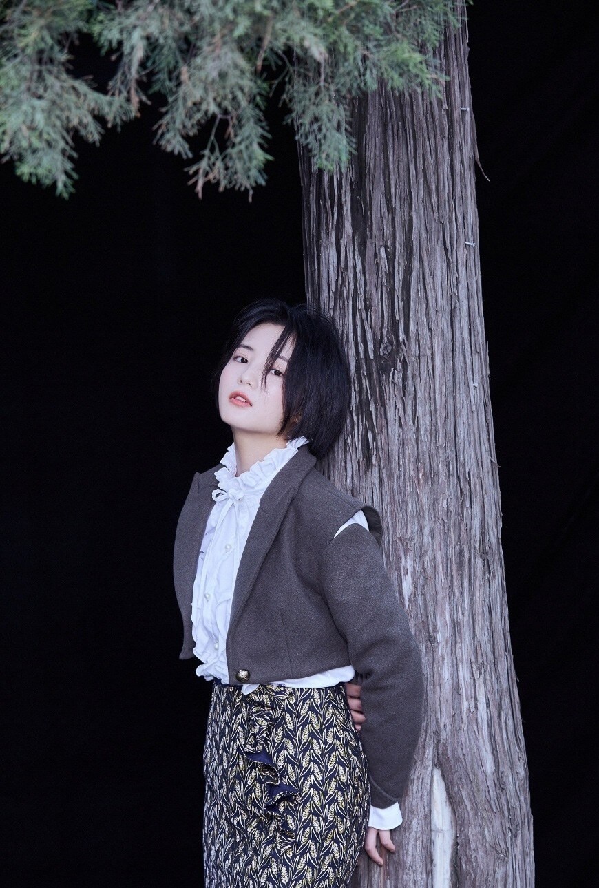 张雅钦眼神迷离姿态慵懒充满独特魅力写真