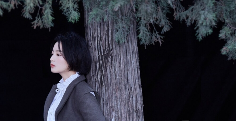 张雅钦眼神迷离姿态慵懒充满独特魅力写真