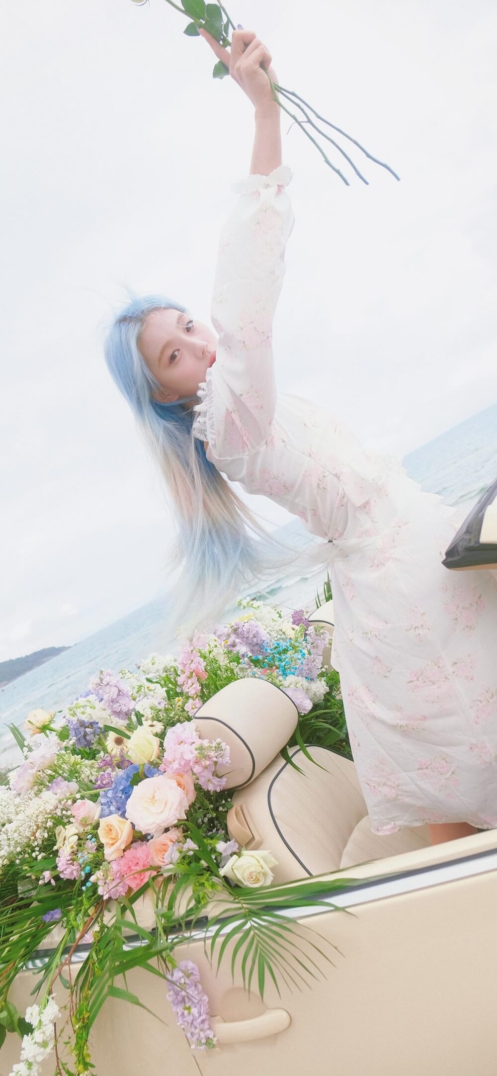 抖音红人路怡蓝色长发仙气飘飘美女图片