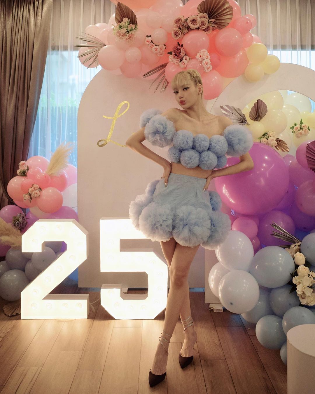 BLACKPINK Lisa 迎来25 岁生日，身着梦幻短裙宛如芭比娃娃！
