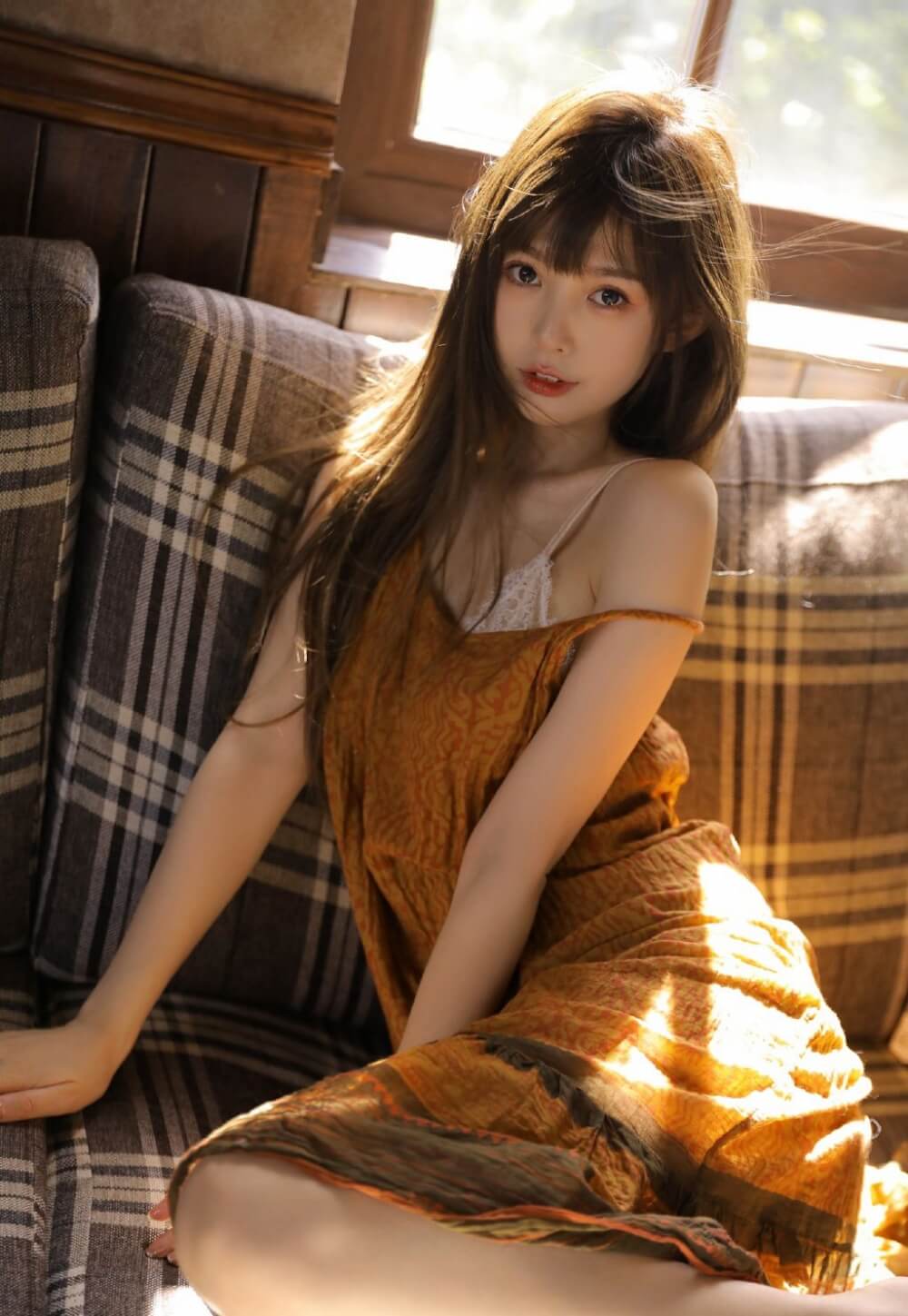 长腿美女吊带睡裙白嫩肌肤苗条身材私房图片写真