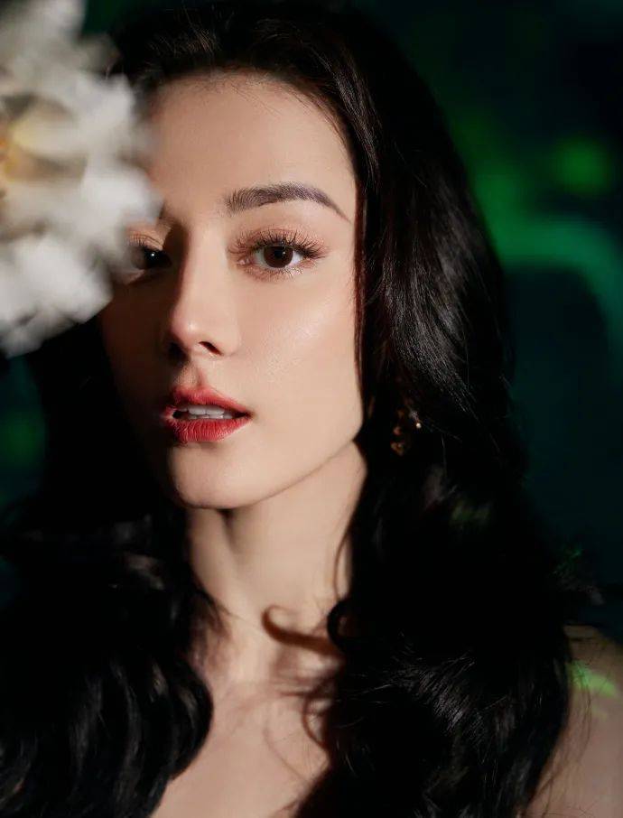 迪丽热巴穿抹胸刺绣泡泡裙大秀白皙香肩!