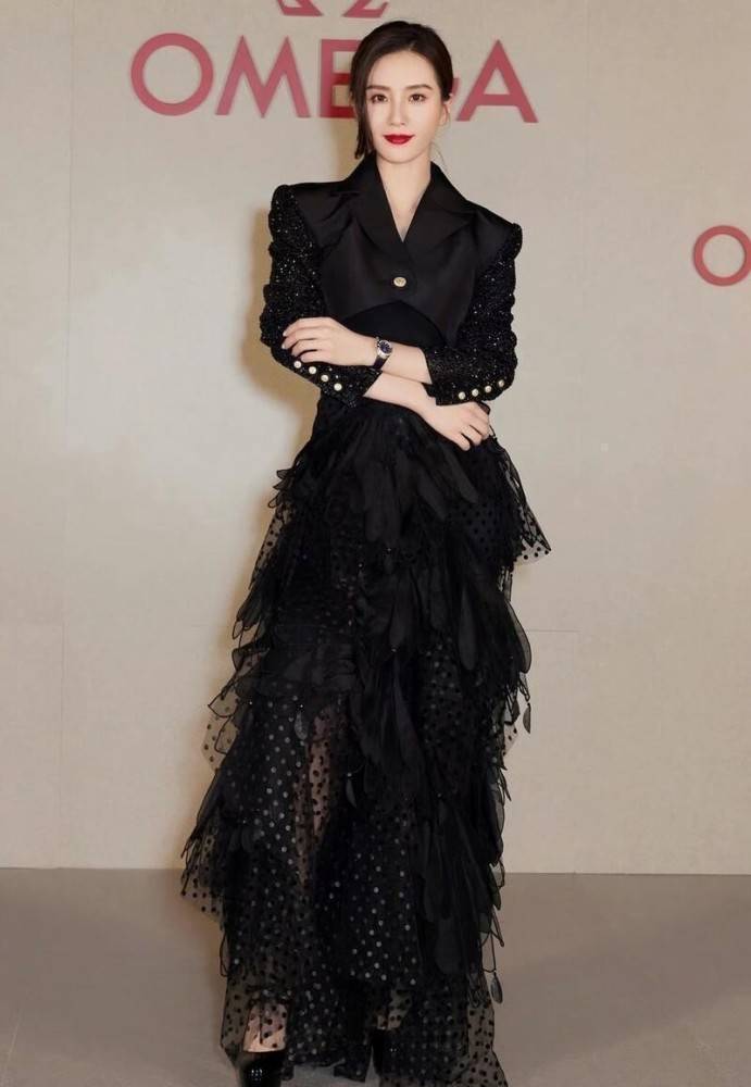 刘诗诗穿黑色扮成熟，优雅自信的样子太迷人