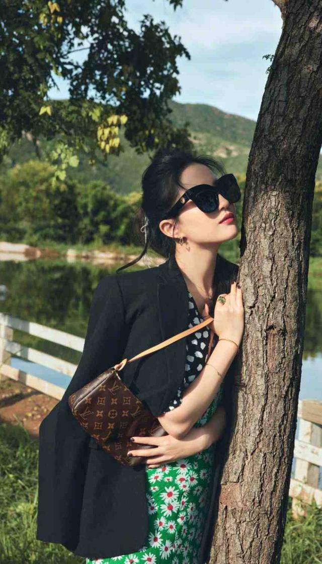 刘亦菲拼接碎花裙穿出大牌范，一般人驾驭不了