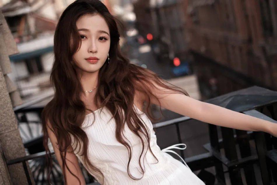 虞书欣穿白色长裙温柔甜美!青春靓丽美的令人心动