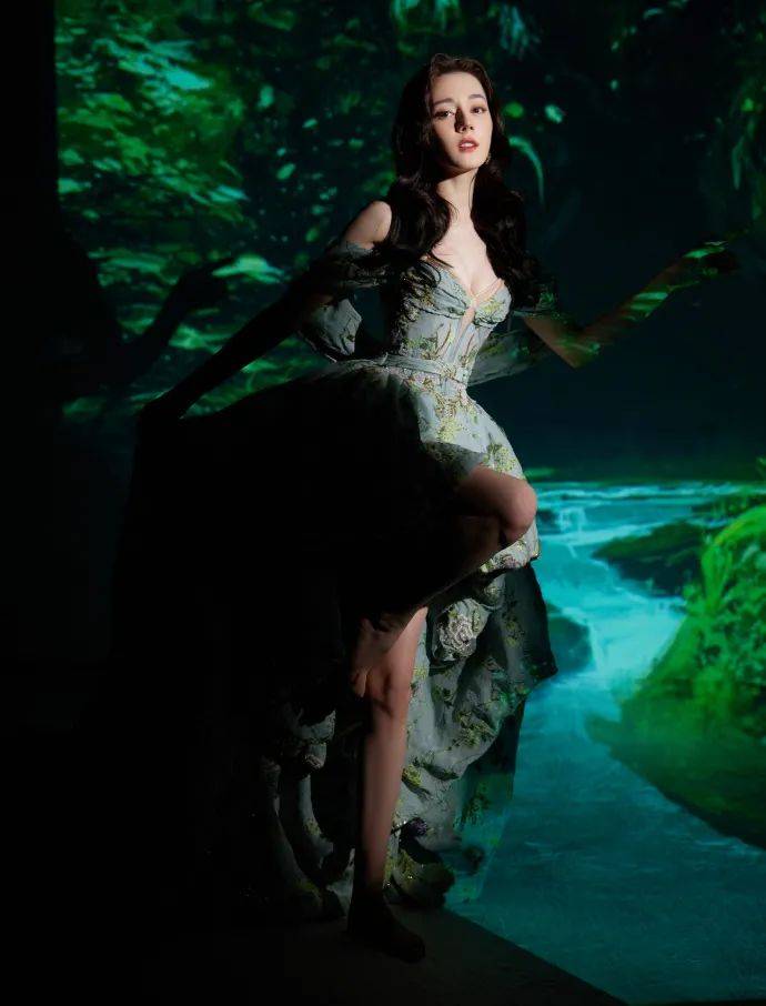 迪丽热巴穿抹胸刺绣泡泡裙大秀白皙香肩!