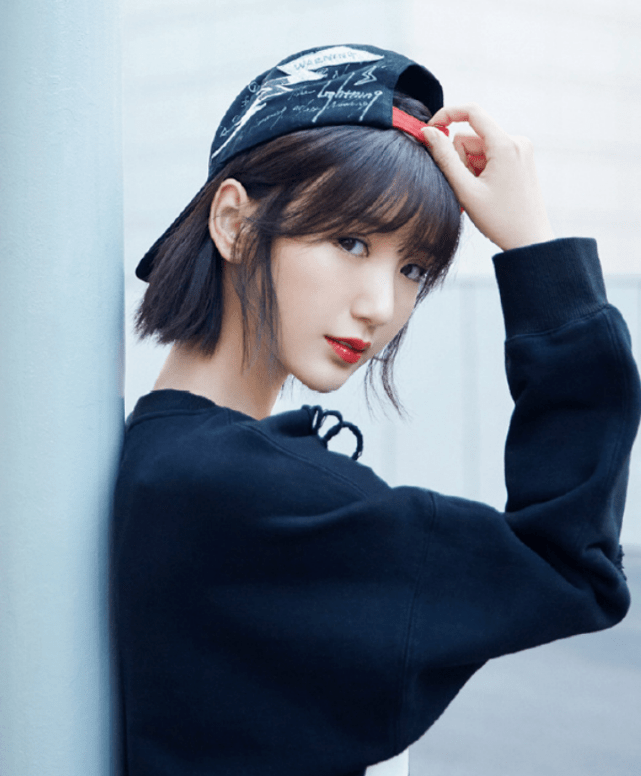 毛晓彤把长筒袜当裤子穿，却还能有“电线”效果的，太美了