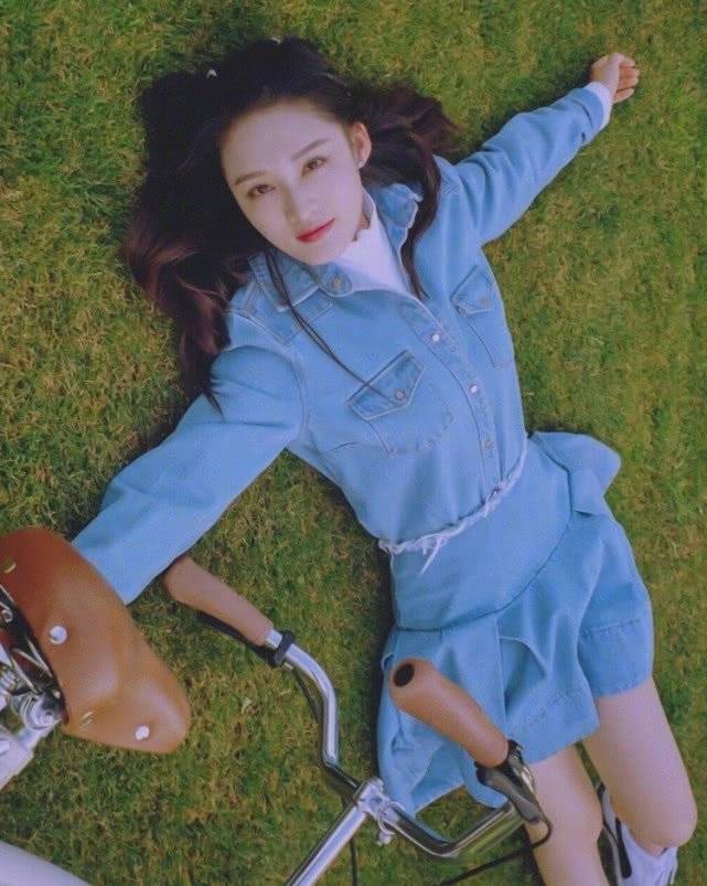 李沁不愧是初恋脸教科书，穿蓝裙子躺在草地上那刻我恋爱了 时尚 第3张