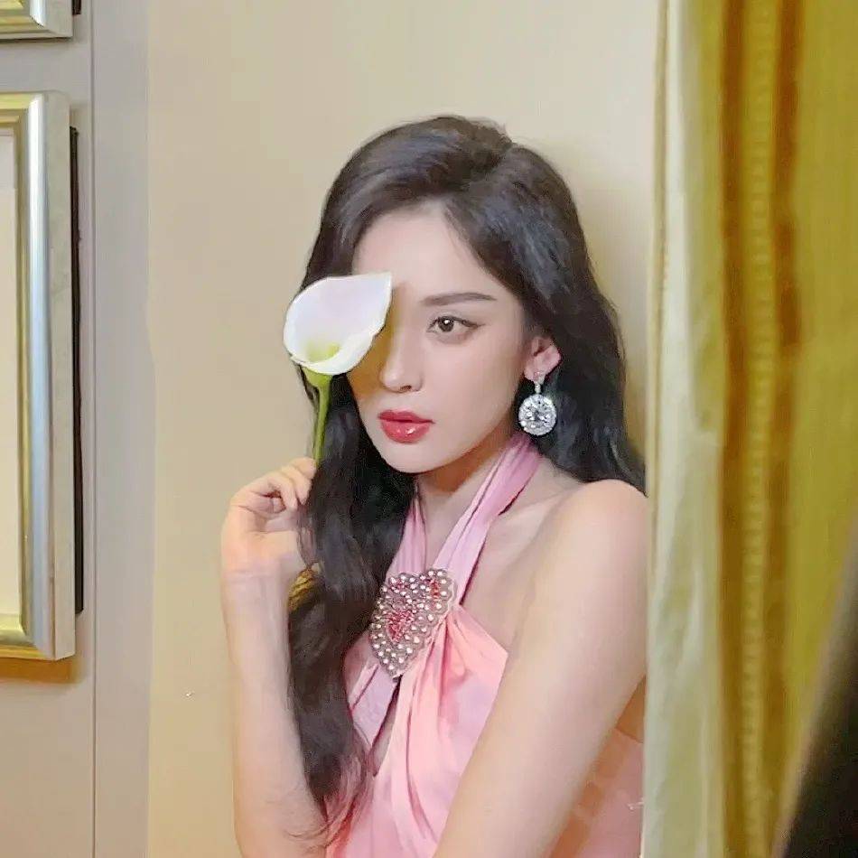 古力娜扎写真太漂亮！肤白貌美大秀美背太性感火辣