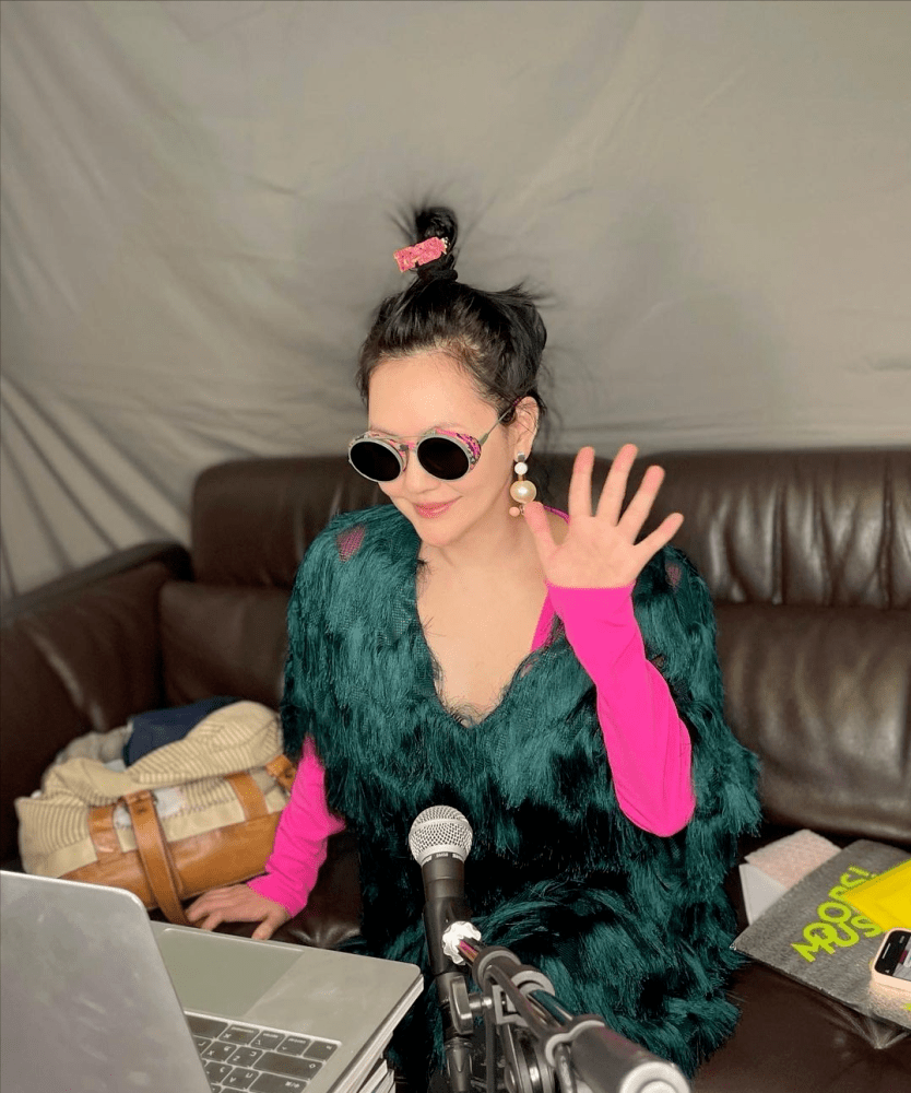 大S结婚后首次与妹妹小S聚会,二人同框很随和,小S看着更飒