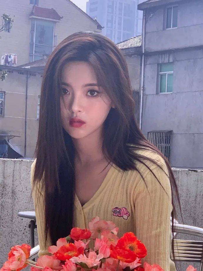 杨超越穿鹅黄色上衣超美！白皙天鹅颈明艳动人