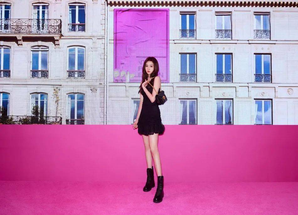 关晓彤穿高开衩长裙秀白皙美腿！雪肤玉貌太性感撩人