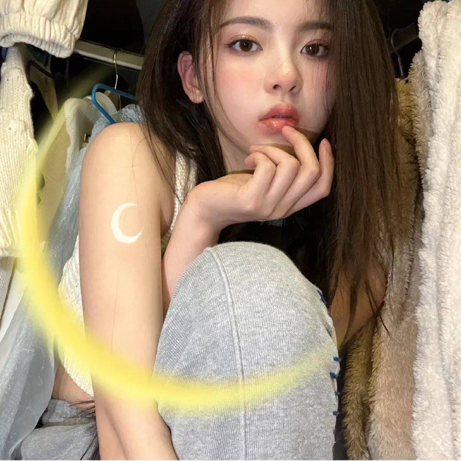 杨超越穿白色吊带露脐装秀曼妙身材！飘逸长发明艳动人