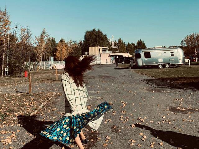 赵露思为什么这么甜?穿米色衬衫外套搭短裙出镜活力满满