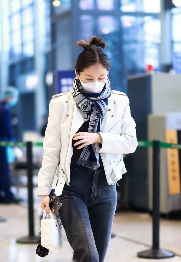 王子文街拍：短外套配高腰款显身高，小个子女生穿搭典范 街拍 第1张