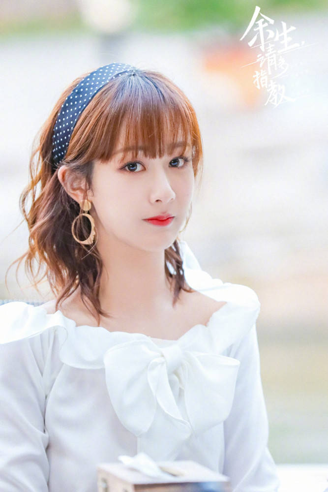 杨紫穿蝴蝶结上衣戴发箍在线求约会妆容,入戏太深太可爱