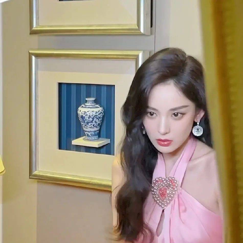 古力娜扎写真太漂亮！肤白貌美大秀美背太性感火辣