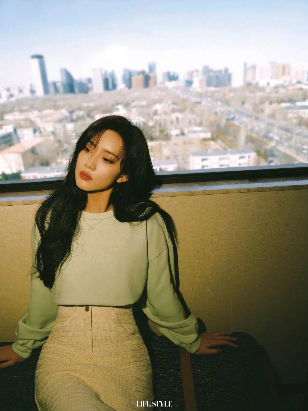 孟子义时尚写真大秀白皙长腿，美得不可方物！