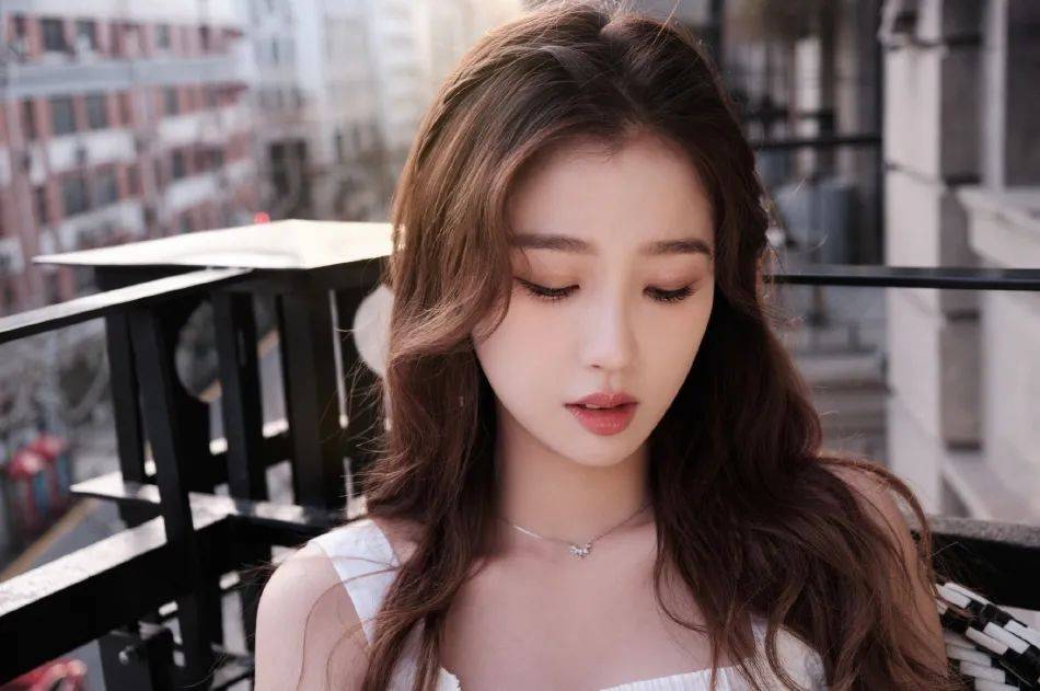 虞书欣穿白色长裙温柔甜美!青春靓丽美的令人心动