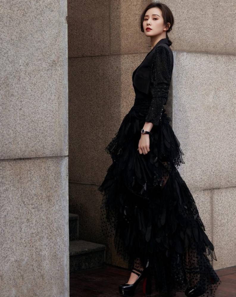 刘诗诗穿黑色扮成熟，优雅自信的样子太迷人