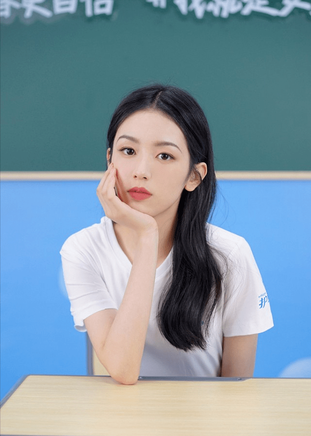 周也穿白T恤配百褶裙，十分清纯打扮像青春美少女 时尚 第3张