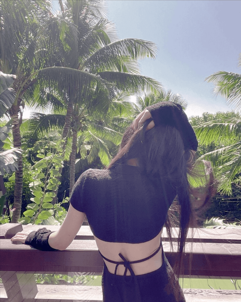 包文婧穿卡通小套裙真嫩，母女二人似姐妹